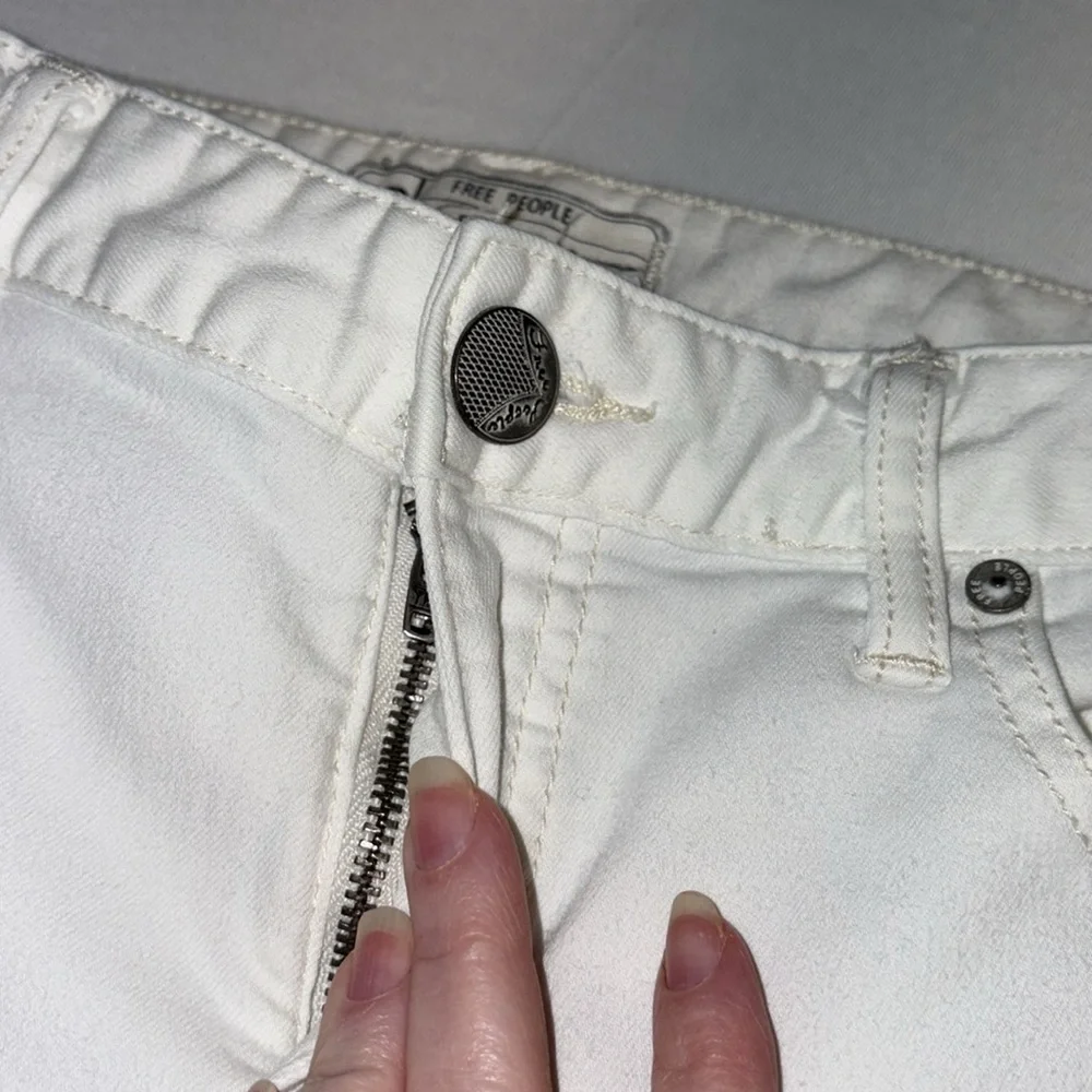 Free People jeans skinny fit ripped knees button/zip 5 pockets size 26